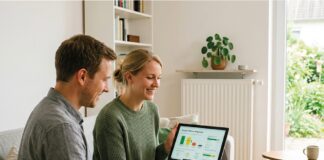 Das Gebäudemodernisierungsgesetz: Das sollten Eigenheimbesitzer jetzt wissen Foto von einem Paar in einem Wohnzimmer