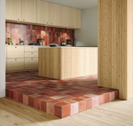 Mediterraner Charme als Kontrapunkt zu modern-minimalistischen Wohnkonzepten: Fliesen in warmen Cotto-Farben mit lebendig-charakteristischen Unregelm&auml;&szlig;igkeiten. Foto: DJD/Deutsche-Fliese.de/Agrob Buchtal