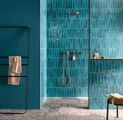 Fliesenriemchen im sogenannten Brick-Design bringen den lebendigen Charme von Ziegelw&auml;nden in moderne Wohnr&auml;ume. Foto: DJD/Deutsche-Fliese.de/Str&ouml;her Living