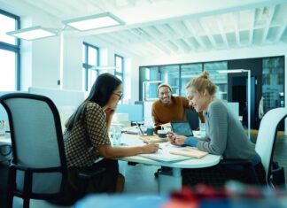Beleuchtung umschalten und Betriebskosten sparen In Meetings werden die Weichen für neue Projekte gestellt.