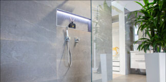Bodengleiche Duschbereiche sind der neue Standard Eine bodenebene Dusche ist das Herzstück eines barrierefreien Badezimmers – und auch optisch ein Gewinn. Foto: Saint-Gobain Weber/txn