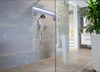 Eine bodenebene Dusche ist das Herzstück eines barrierefreien Badezimmers – und auch optisch ein Gewinn. Foto: Saint-Gobain Weber/txn
