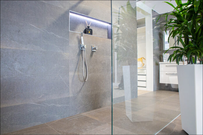 Eine bodenebene Dusche ist das Herzstück eines barrierefreien Badezimmers – und auch optisch ein Gewinn. Foto: Saint-Gobain Weber/txn