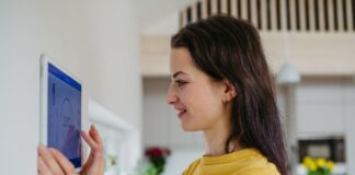 Heizperiode: VDI gibt Verbrauchertipps für effizientes Heizen VDI gibt Praxistipps zum Heizkostensparen (Bild: Halfpoint Images via Getty)