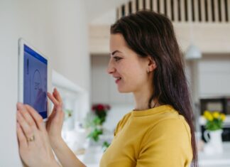 Heizperiode: VDI gibt Verbrauchertipps für effizientes Heizen VDI gibt Praxistipps zum Heizkostensparen (Bild: Halfpoint Images via Getty)